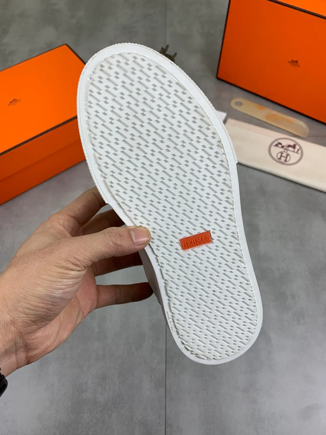 Men's men's shoes 💰P640 New Hermes top version Hermès classic couple style #𝐊𝐞𝐥𝐥𝐲 buckle casual white shoes skateboard shoes that will not conflict with shoes at all. Full of unknowns, Hermès rarely produces flat casual shoes and they are paired with classic palladium-plated Kelly shoe buckles! You'll fall in love with it at first sight. It's super versatile and can be worn with any skirt or pants. 🉑️Close your eyes and wear it. It's super noble. Fabric: Specific cowhide/canvas material. Lining: Sheepskin lining. Outsole: Original molded TPU outsole. Size: 35-45.